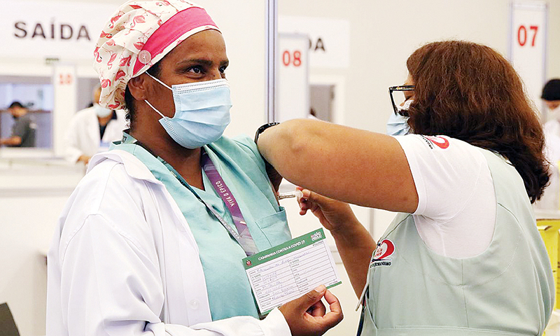 Brasil registra em 24 horas mais 6 mil casos e 44 mortes pela doença