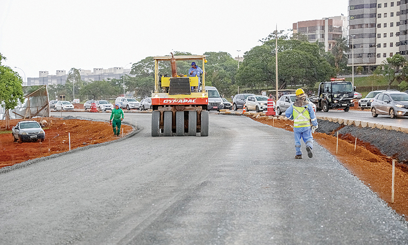 Pistas ganham asfalto para liberação do trânsito sobre o viaduto da região
