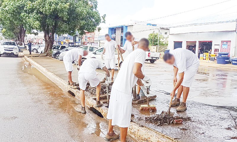 Sistema de drenagem no centro da cidade passa por limpeza