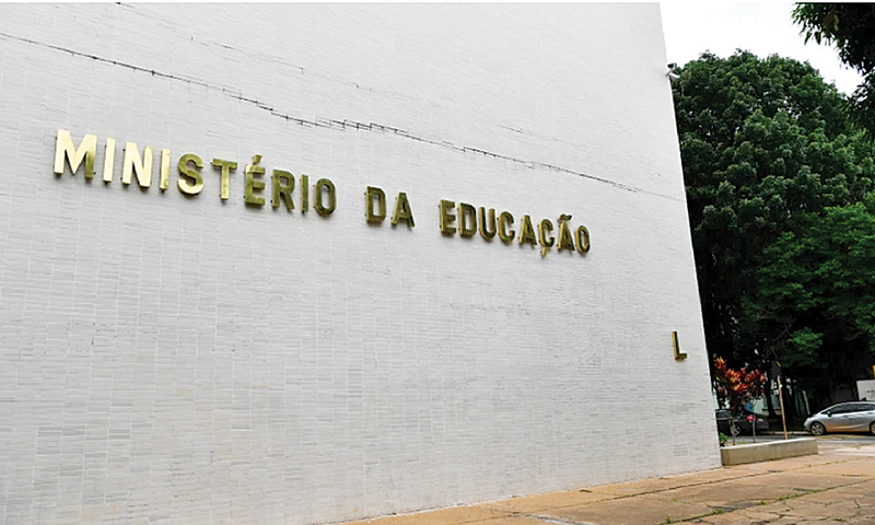 Governo ‘raspou’ orçamento de universidades enquanto país via jogo do Brasil