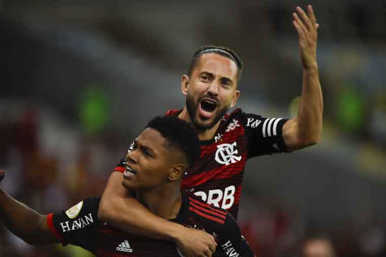 Corinthians vence o Flamengo no Maracanã e garante vaga na Libertadores