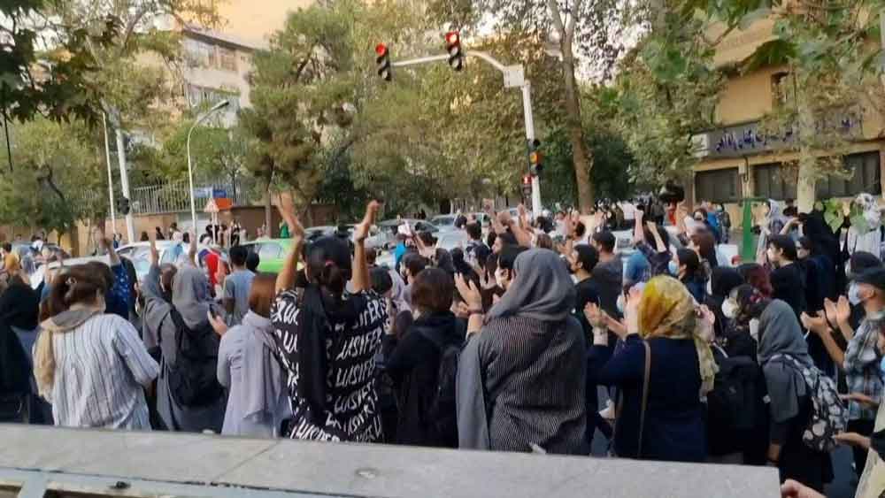 Parlamento do Irã vota a favor da execução de 14 mil pessoas presas em protestos