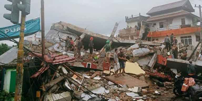Sobe para 268 número de mortos em terremoto na Indonésia; muitas das vítimas são crianças