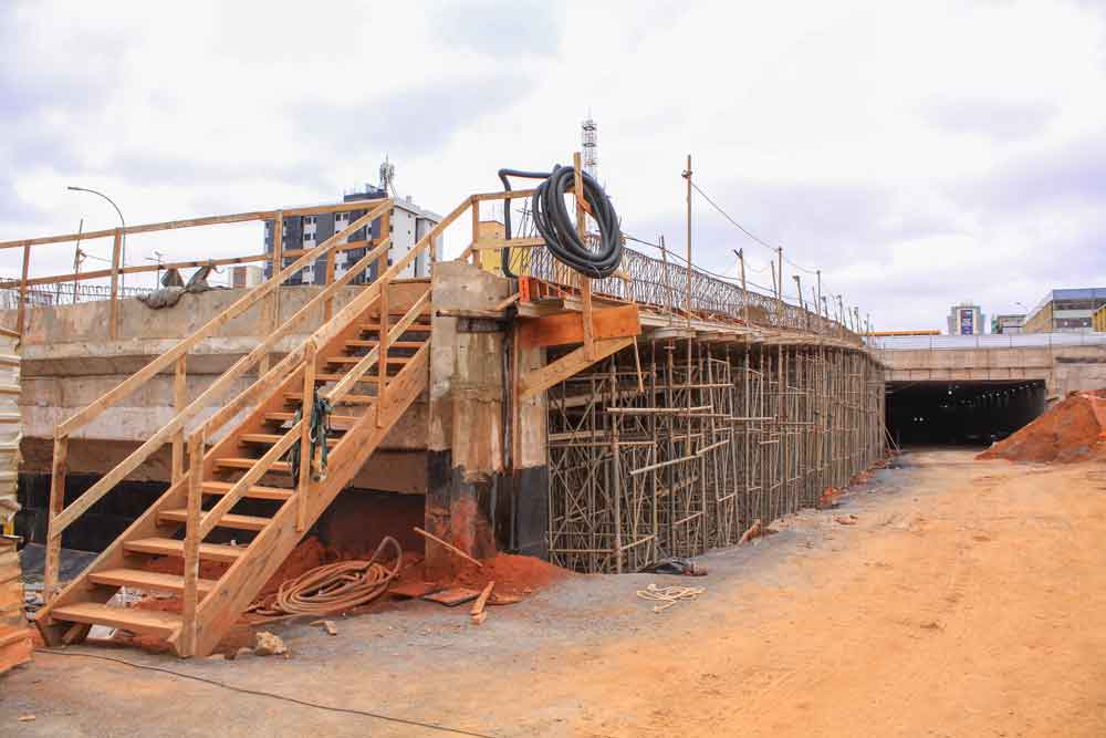 Escoramento de rampa do BRT no Túnel de Taguatinga começa a ser retirado