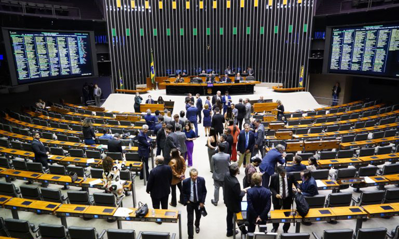 Lira quer mais deputados em comissões mistas para destravar MPs
