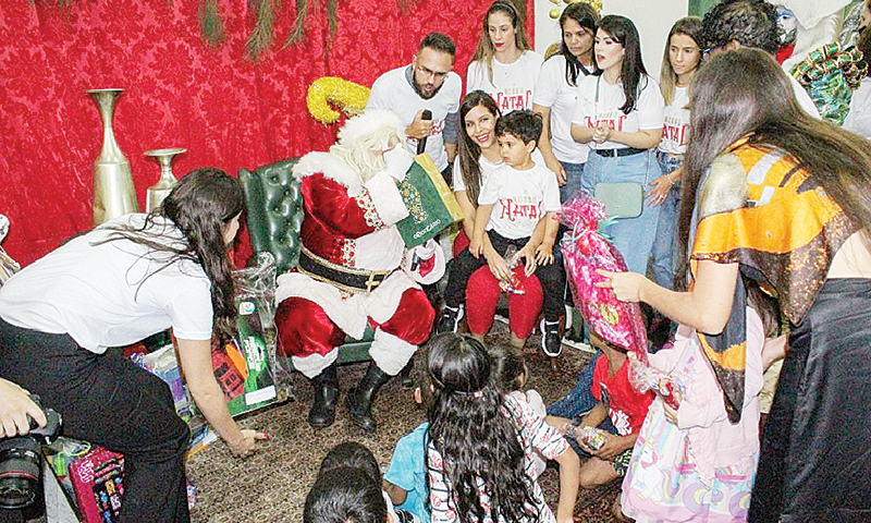 Famílias que vivem em abrigos mantidos pelo GDF participam de jantar natalino