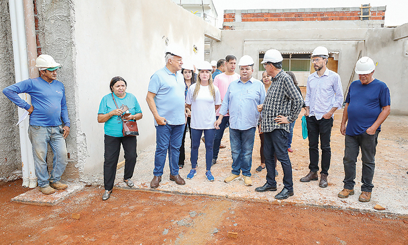Ibaneis visita local onde está sendo construída a 1ª creche da Vila Telebrasília