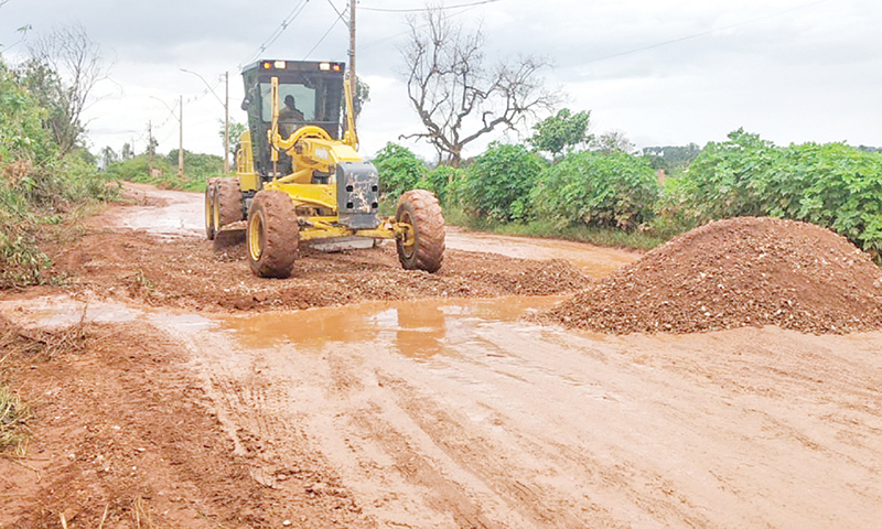 GDF Presente utiliza 70 toneladas de brita em manutenção de estrada rural da região