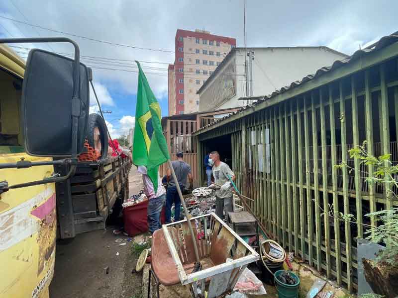 Ação retira 26 toneladas de lixo de residência em Samambaia