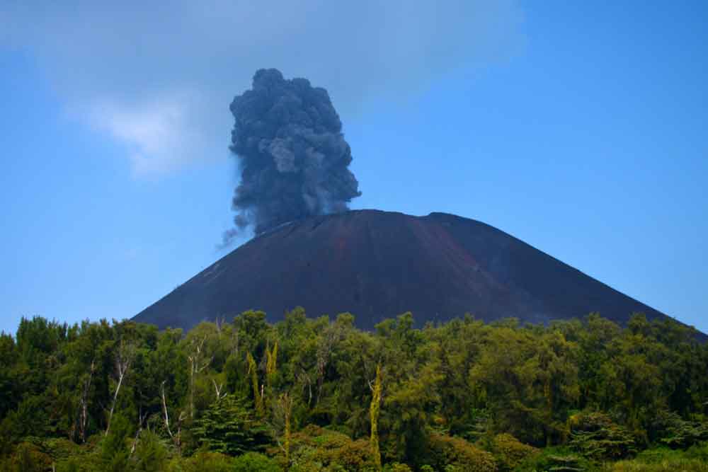 Erupção do vulcão Monte Semeru deixa Indonésia em alerta máximo; quase 2.000 pessoas deixam aldeias