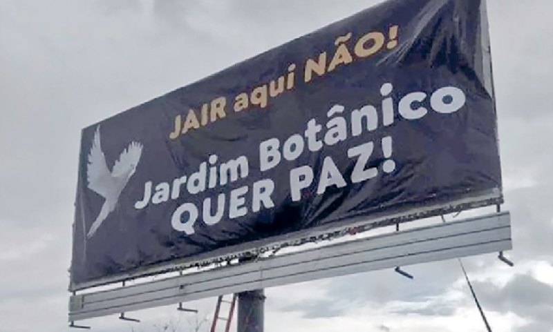 Bolsonaristas destroem outdoor que repudia mudança de Bolsonaro para condomínio