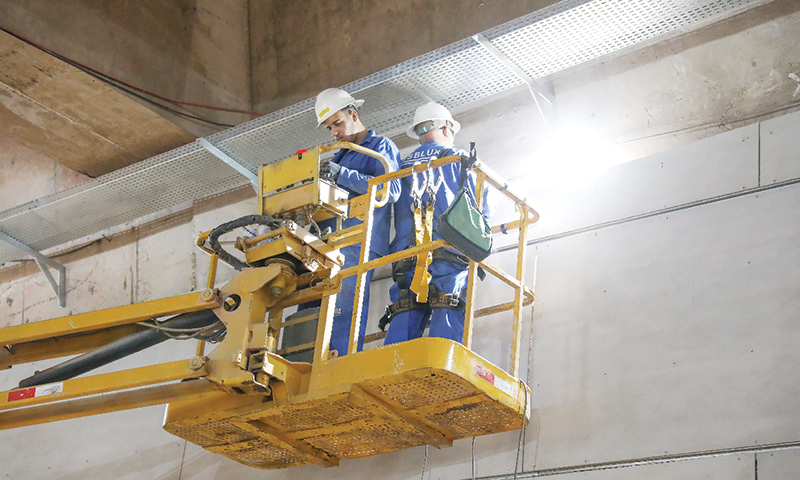 Equipes de eletricistas do GDF iniciam a instalação das luminárias do túnel
