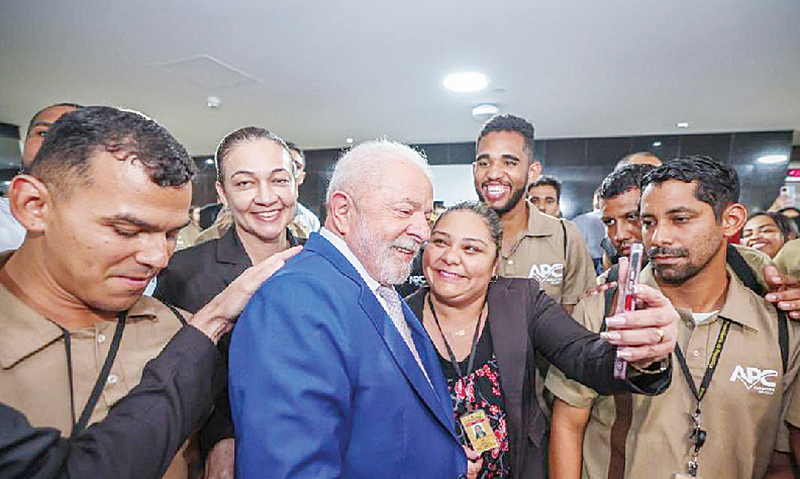 Lula agradece funcionários por limpeza no Palácio do Planalto