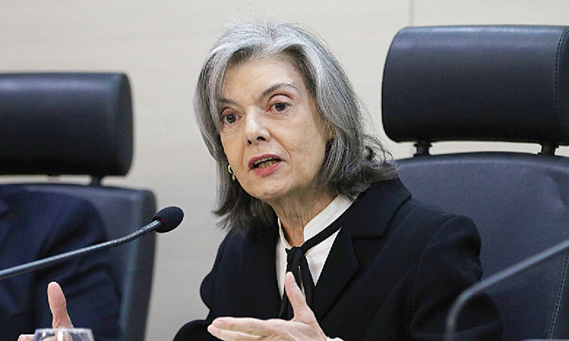 Cármen Lúcia envia processos de Bolsonaro para Justiça do DF