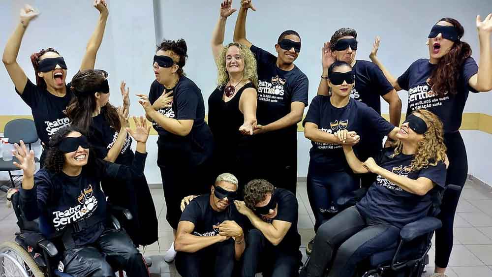 Teatro dos Sentidos realiza experiência às cegas na Feira do Guará para capacitar elenco brasiliense