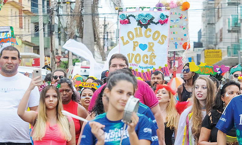 Mamãe Taguá, CarnaFlow e Na Batida do Morro agitam a folia de sábado (18)