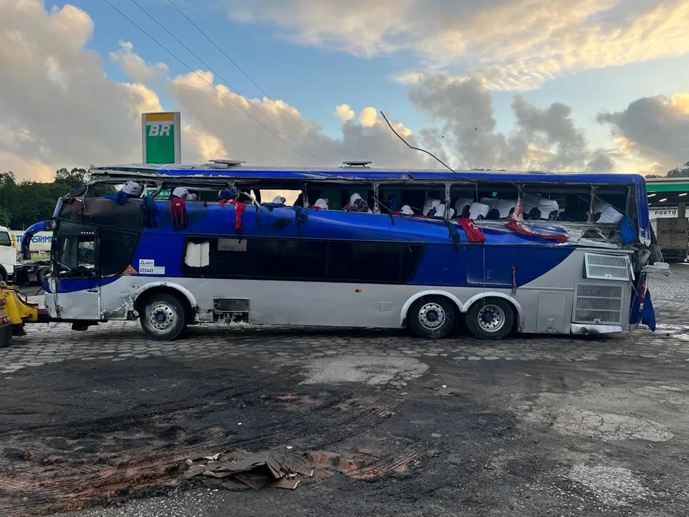 Acidente com ônibus em rodovia paulista deixa três mortos e 21 feridos