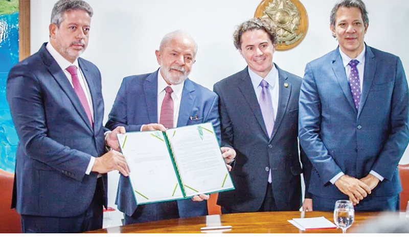 Arthur Lira recebe projeto com novas metas fiscais no Planalto