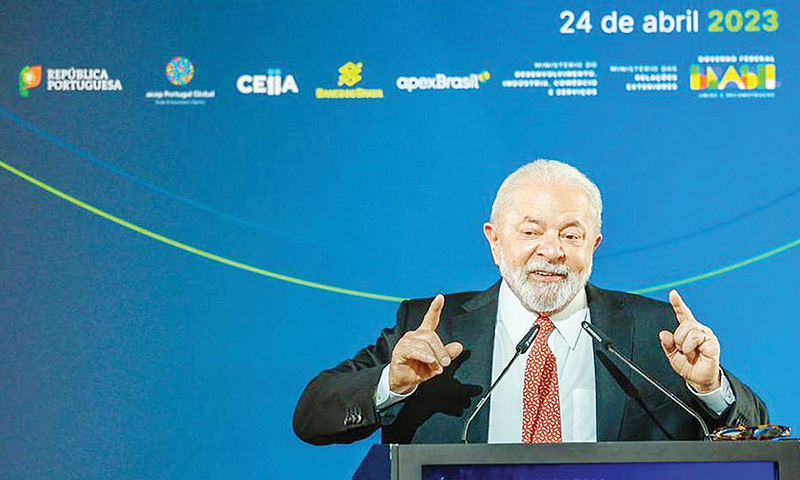 Presidente Lula é vaiado e aplaudido no Parlamento de Portugal
