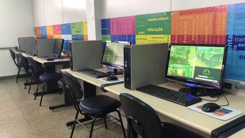 Governo entrega mil computadores a laboratórios de escolas públicas do DF