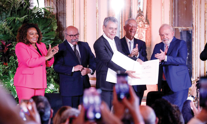 Presidente Lula entrega Prêmio Camões a Chico Buarque de Holanda
