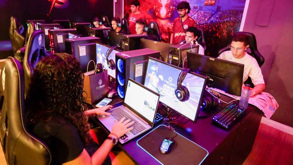 Feira gamer reúne apaixonados por tecnologia e cultura geek no DF