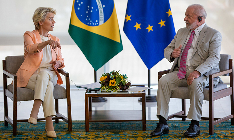 Lula e presidente da Comissão Europeia se reúnem em Brasília
