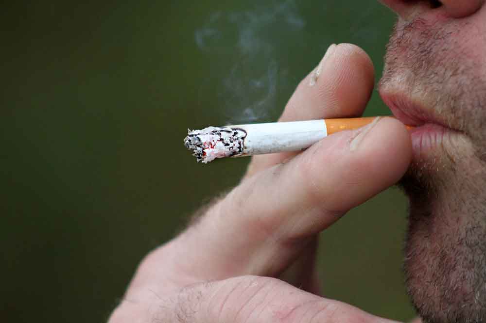Preço de cigarros legais e ilegais favorece iniciação de adolescentes