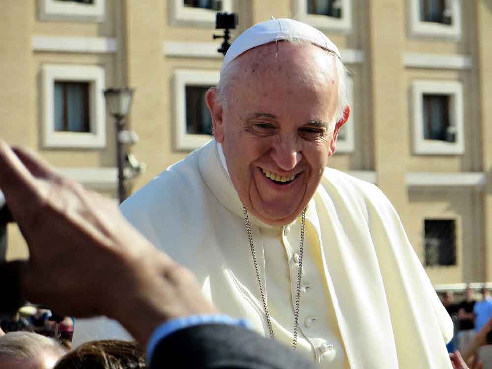 Papa deixa hospital “em melhor forma do que antes”, diz médico