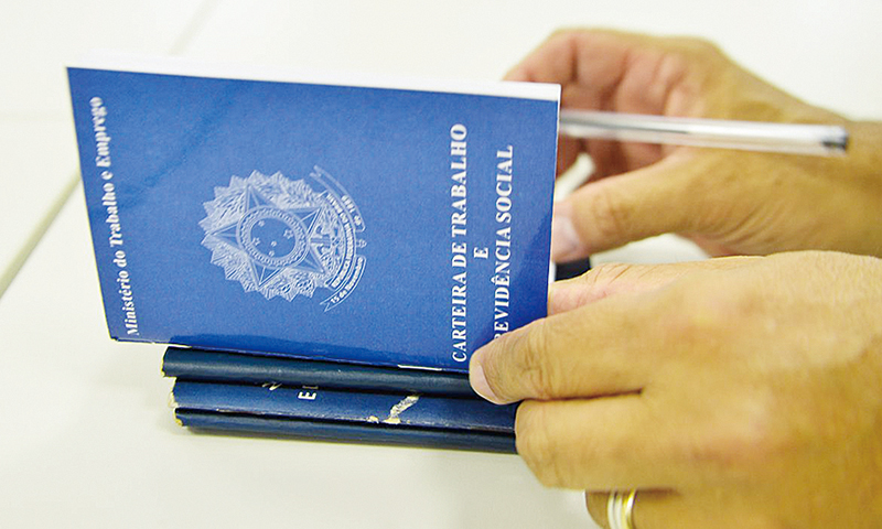 Brasil abre 180 mil vagas com carteira assinada