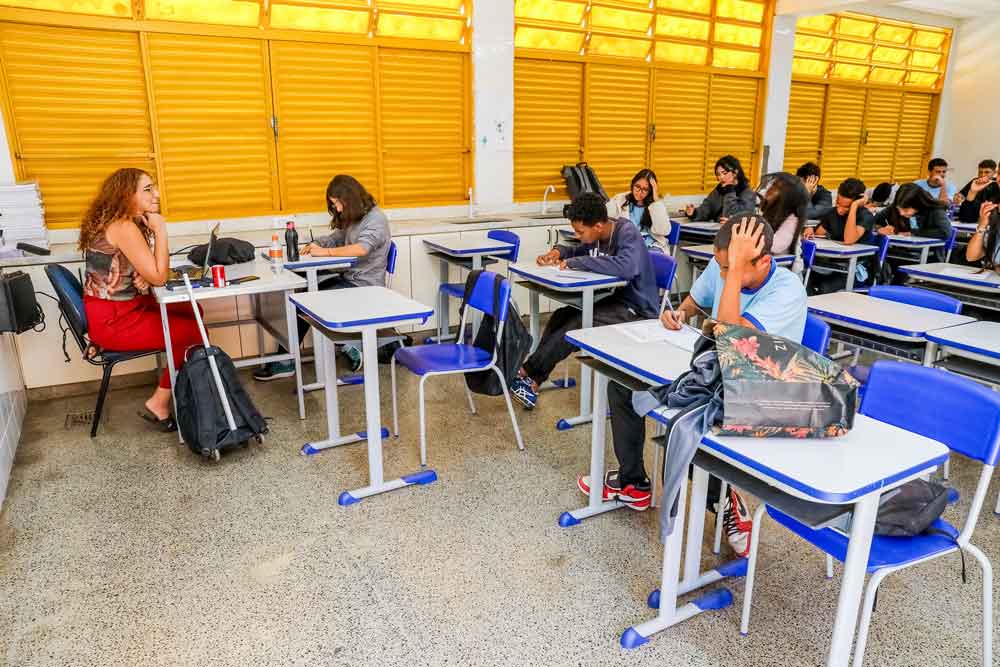 Escola pública bilíngue abre horizontes de 400 alunos