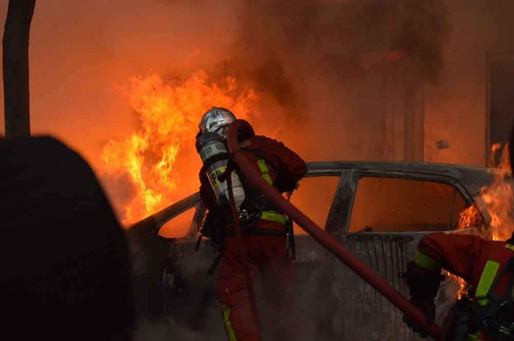 Nova noite de tensão em França; bombeiro morre em combate a incêndios