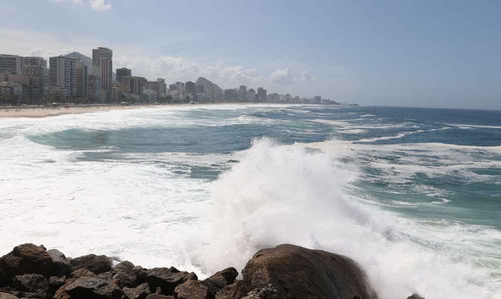 Ressaca pode provocar ondas de até 4 m na cidade do Rio de Janeiro