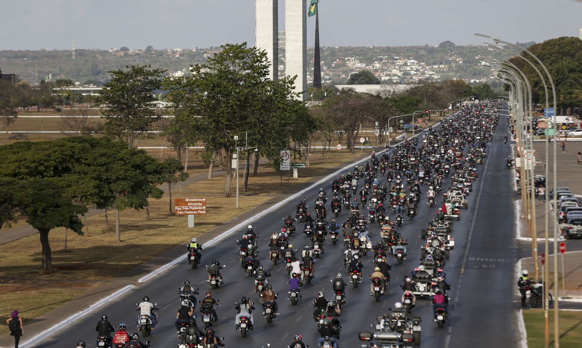 Mais da metade dos motociclistas brasileiros circulam sem habilitação