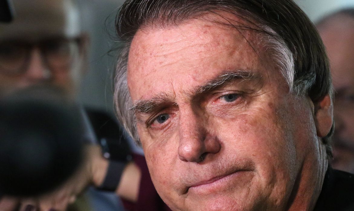 PF pede quebra de sigilo fiscal e bancário de Bolsonaro e quer ouvir depoimento de ex-presidente