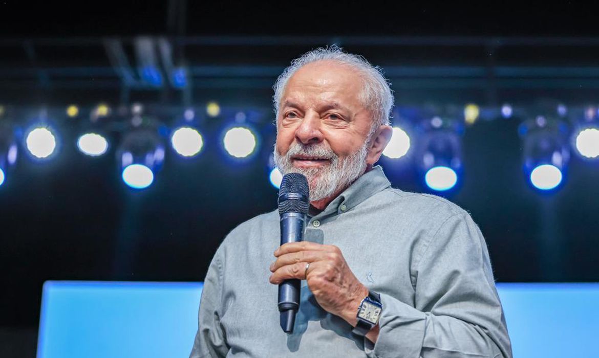 Lula confirma cirurgia no quadril em outubro