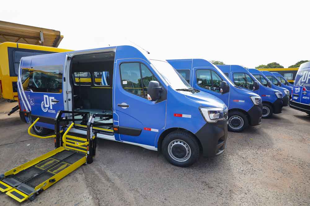 DF recebe 40 ônibus escolares e 11 vans para pessoas com deficiência