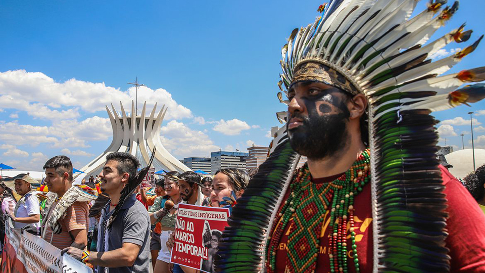 Indígenas protestam em Brasília contra marco temporal