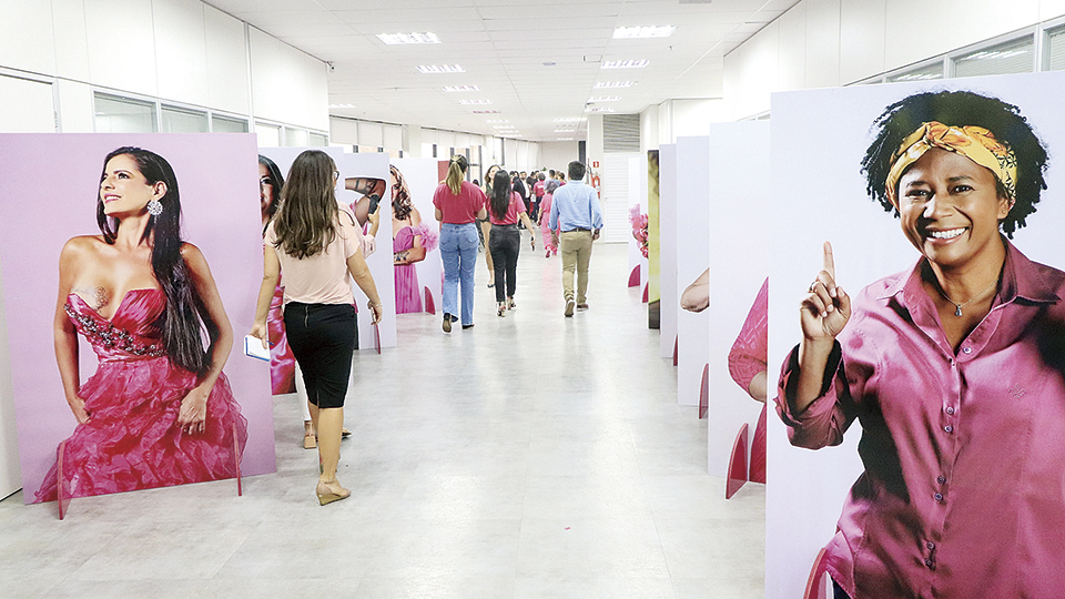 Exposição fotográfica celebra mulheres que enfrentaram o câncer de mama