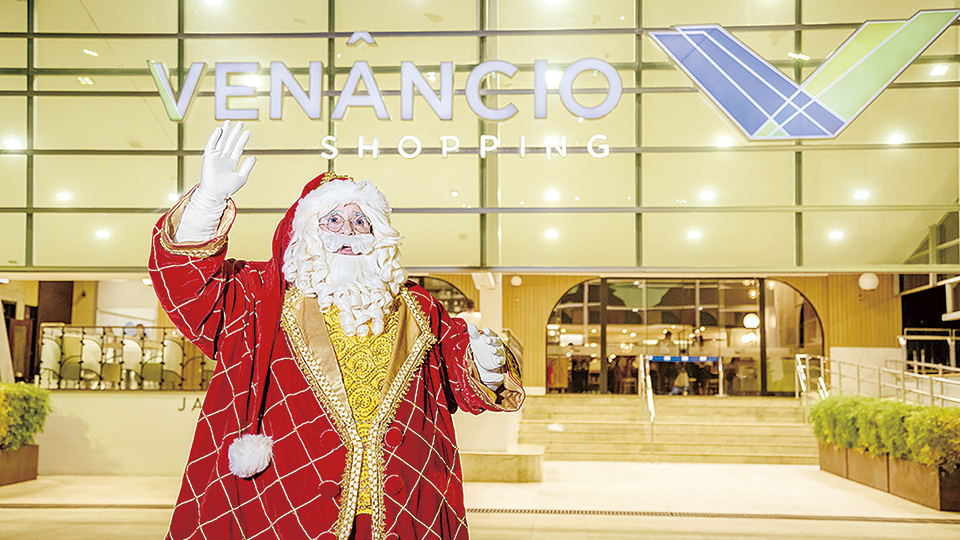 Venâncio Shopping recebe Papai Noel com intérprete de Libras