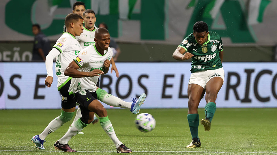 Palmeiras goleia América-MG e amplia vantagem na liderança do Brasileirão