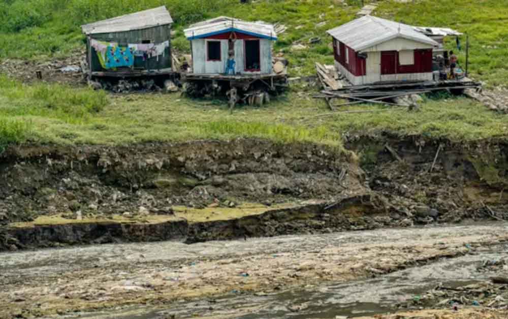 Com seca no Amazonas, ribeirinhos têm dificuldades para se locomover