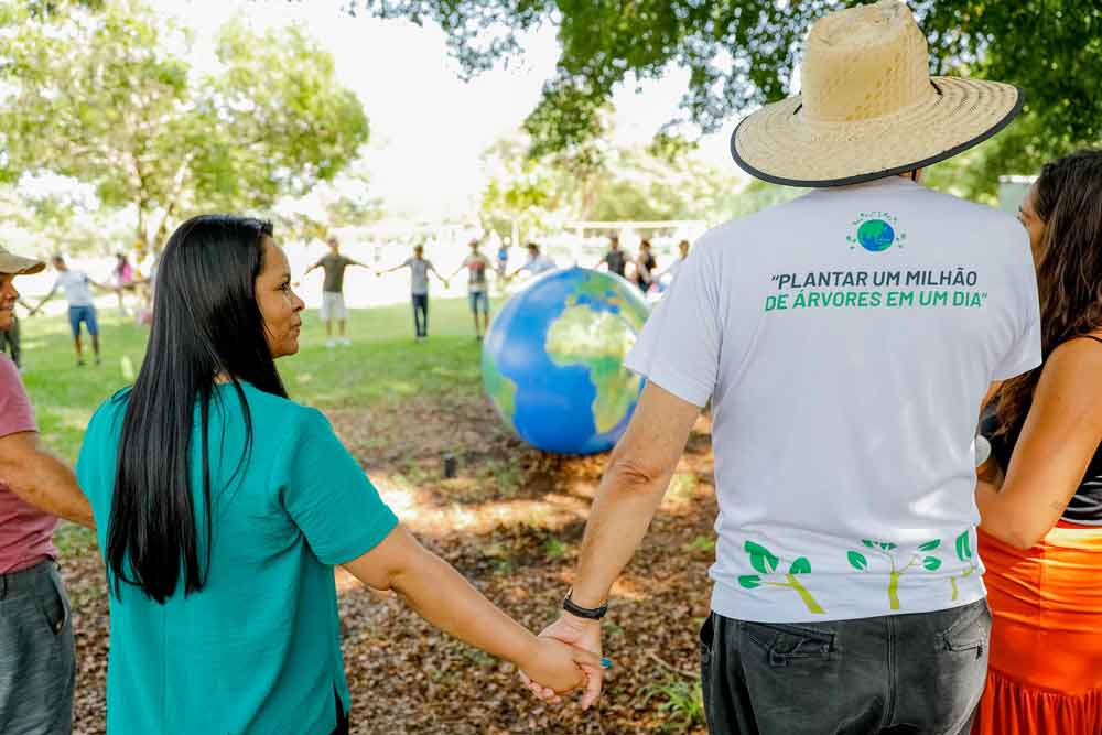 Mil mudas de árvores do Cerrado são distribuídas no Parque da Cidade