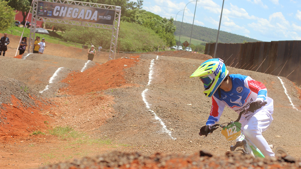 Inauguração de pista de Bicicross marca o primeiro aniversário de Arapoanga