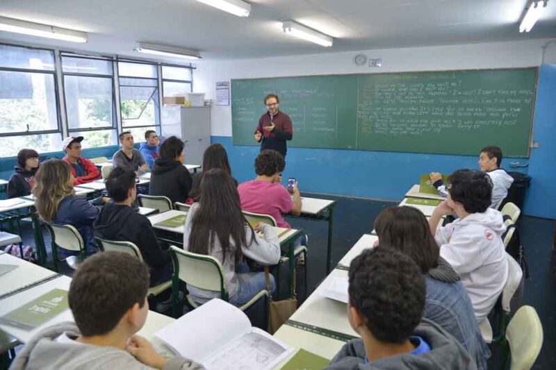 Primeira parcela do Programa Pé-de-Meia começam a ser pagas aos estudantes.