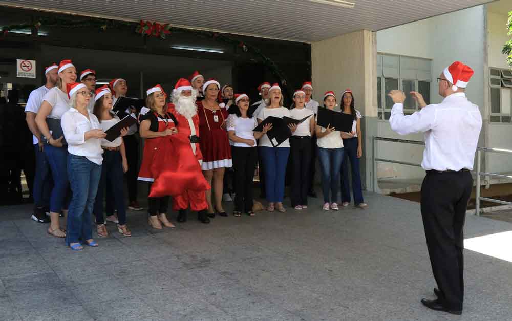 Cantata de Natal leva alegria a pacientes do Hospital Regional de Ceilândia