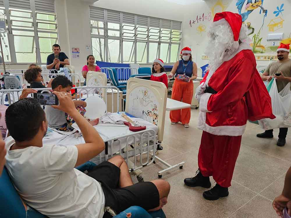 Projeto Policial Noel visita alas da pediatria do Hospital de Santa Maria