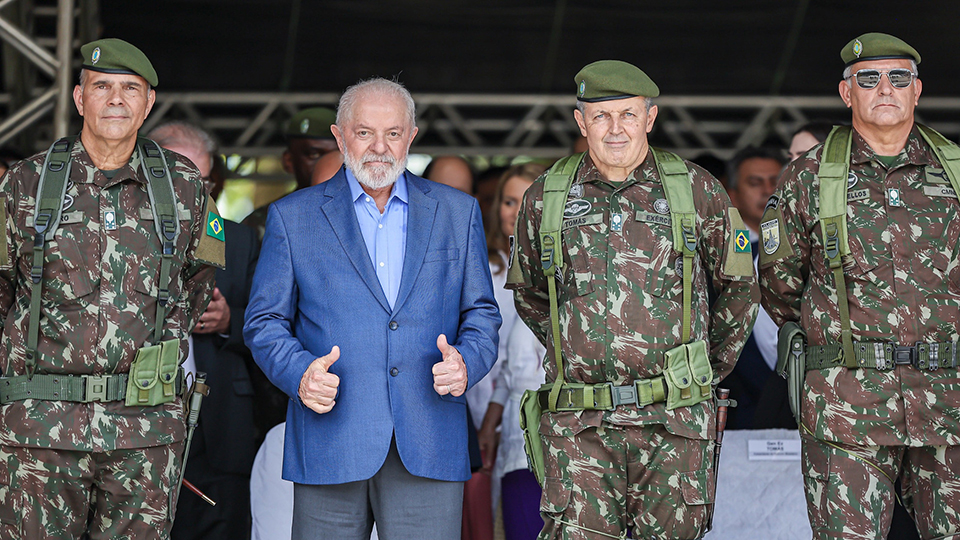 Lula vai a evento militar e defende obra criticada por ambientalistas em Pernambuco