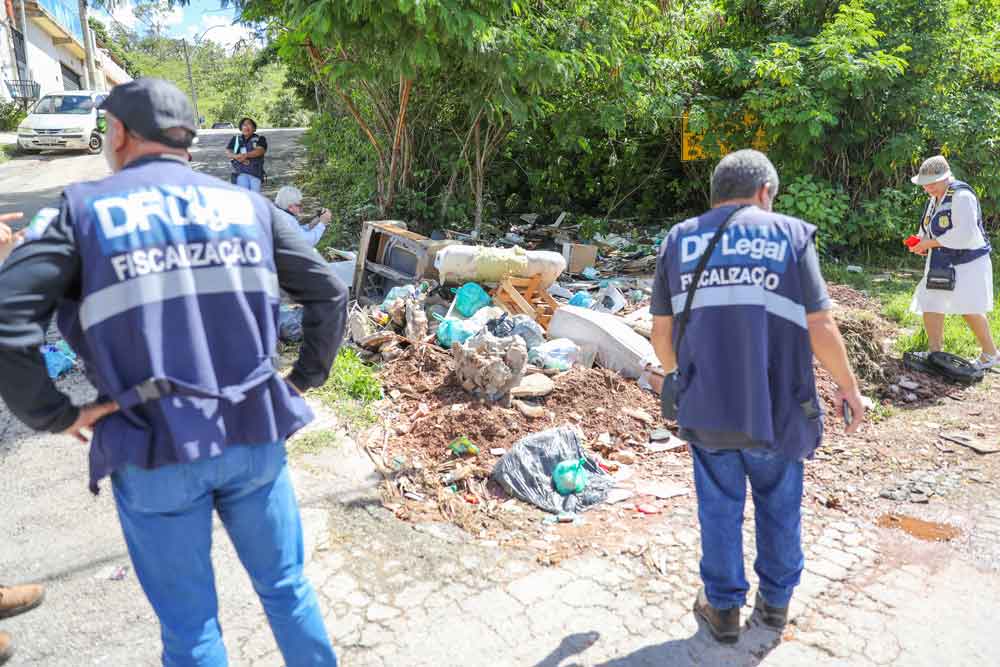 Luta contra a dengue mira descarte irregular de lixo em três regiões do DF