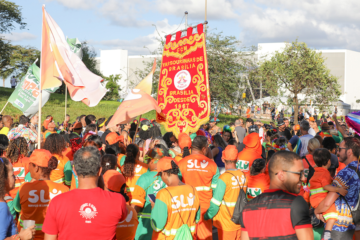 Garis animam a segunda-feira de Carnaval com o Bloco Vassourinha